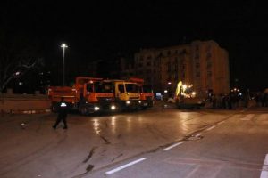 İş makinelerini g&ouml;r&uuml;nce toplandılar