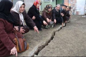 &Ccedil;atlayan yol mahalle halkını tedirgin ediyor