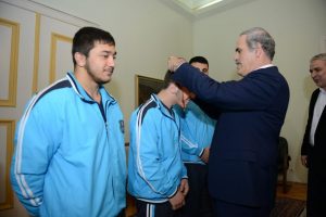 Başkan Altepe'den başarılı g&uuml;reş&ccedil;ilere altın