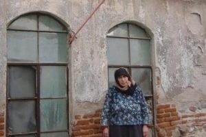 Yıkık tarihi binada yaşam savaşı