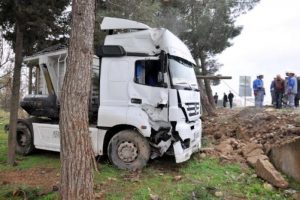 TIR elektrik direğine &ccedil;arptı