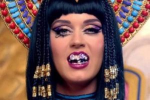 Katy Perry'nin klibine M&uuml;sl&uuml;manlardan b&uuml;y&uuml;k tepki...