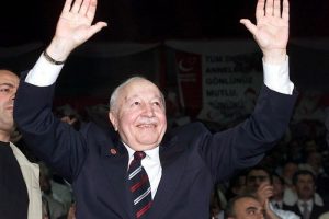 Erbakan mezarı başında anıldı