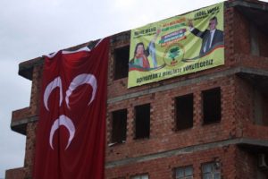 MHP bayrağı ile BDP afişi yan yana!