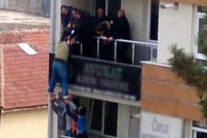 Astsubay b&uuml;rodan atlamaya kalktı