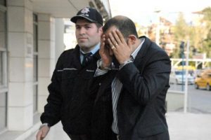 Ş&uuml;pheliyi kovalayan polisin kolları kırıldı