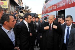 'Yolsuzluk ve r&uuml;şvet toplumu &ccedil;&uuml;r&uuml;t&uuml;r'