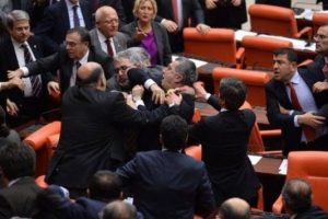 Meclis'te yumruklar konuştu!