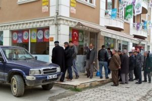 HDP se&ccedil;im b&uuml;rosuna taşlı saldırı