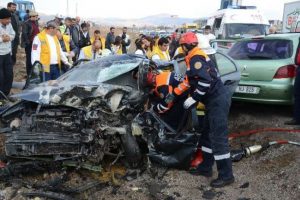 Zincirleme trafik kazası: 2 &ouml;l&uuml;