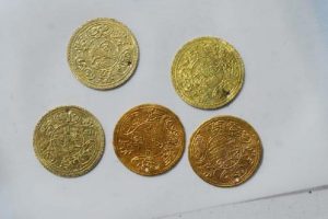 Sahte altınla kendisini dolandıranları yakalattı