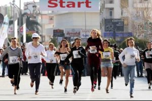 Y&uuml;ksek topukla 100 metre koştular