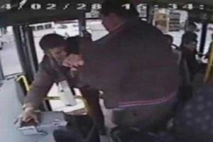 K&uuml;f&uuml;rl&uuml; konuşunca dayağı yedi