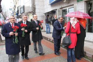 Saadet Partisi Bursa'da sevgi y&uuml;r&uuml;y&uuml;ş&uuml; ile halka kucaklaştı