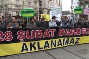 Beyoğlu'nda 28 Şubat ve 17 Aralık'a &ouml;fke yağdı
