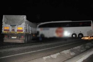 Otob&uuml;sle TIR kafa kafaya &ccedil;arpıştı: 1 &ouml;l&uuml;