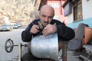 45 yıldır semaverlere Osmanlı motifleri işliyor