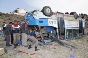 Minib&uuml;s u&ccedil;uruma yuvarlandı: 40 yaralı