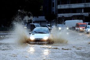 Mersin'de yağış hayatı fel&ccedil; etti