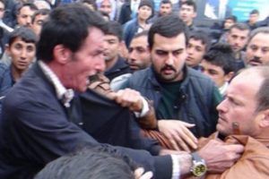 Korumalar vatandaşla yumruk yumruğa