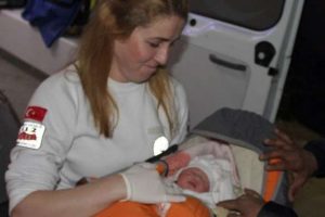 D&uuml;nyaya ambulansta "merhaba" dedi