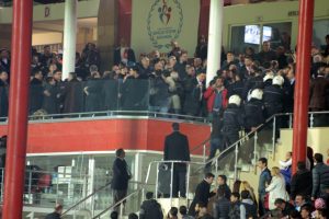 Balıkesirspor-Samsunspor ma&ccedil;ında kavga!