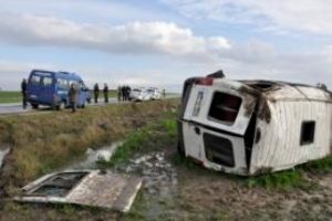 &Uuml;niversite &ouml;ğrencilerini taşıyan minib&uuml;s devrildi: 1 &ouml;l&uuml; 13 yaralı