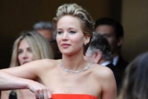 Jennifer Lawrence yine d&uuml;şt&uuml;...