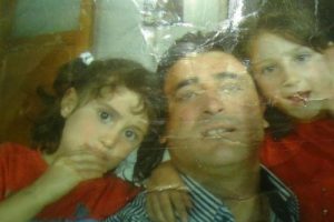 Eşini &ccedil;ocuklarına hakaret ettiği i&ccedil;in &ouml;ld&uuml;rm&uuml;ş