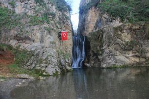 Dernek tanıtmak i&ccedil;in kanyona tırmandılar