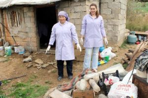 Yaşlıların evini Kaymakamlık temizleyecek