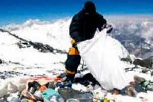 Everest'ten inen &ccedil;&ouml;p getirmek zorunda