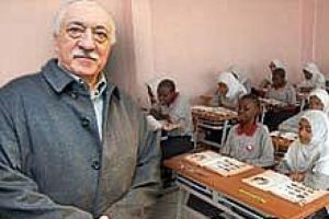 &Ccedil;ocuklarını G&uuml;len okullarından alıyorlar!