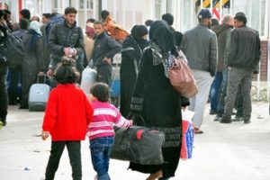 Varil bombalarından ka&ccedil;ış s&uuml;r&uuml;yor