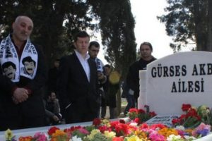 Hayranları M&uuml;sl&uuml;m Baba'yı unutmadı...