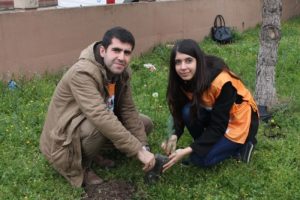 Gen&ccedil;ler, daha yeşil Bursa i&ccedil;in fidan dikti