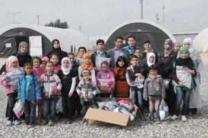 Ak&ccedil;akale'deki Suriyelilere 1 tır dolusu giyecek