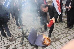 Eğitimciler makam koltuğu yaktı