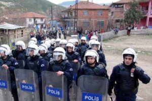 Muhtarların kavgası kanlı bitti