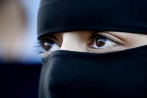 Burka giyen M&uuml;sl&uuml;manlara &ccedil;irkin hakaret
