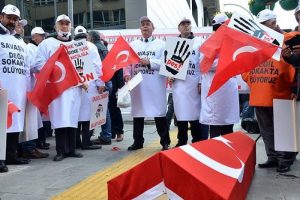 Emekli astsubaylar &ouml;l&uuml;m orucu başlattı