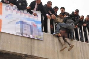 İntihara yeltenen kadını eteğinden yakaladılar