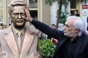 MSM bah&ccedil;esine Nazım Hikmet b&uuml;st&uuml;