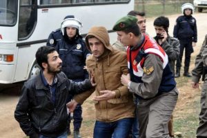 &Uuml;niversite karıştı: 5 yaralı, 23 g&ouml;zaltı