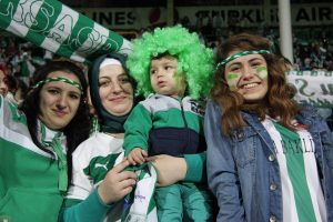 Kadın taraftarlardan Bursaspor Kul&uuml;b&uuml;'ne ziyaret