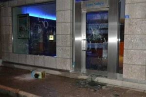 ATM'den para &ccedil;ekemeyince bankayı taşladı