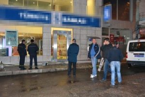 Para &ccedil;ekemeyince ATM'yi kırdı