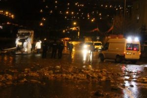&Ccedil;&ouml;p kamyonu patladı:2 yaralı