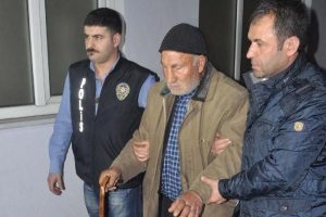 Vicdansızlığın bu kadarı! G&ouml;rme engelli yaşlı adamı...
