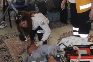 Telefonu, kapıyı a&ccedil;mayınca polis kapıyı kırdı ve...